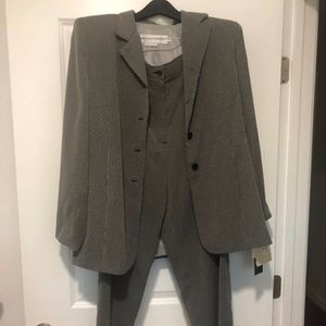 Garfield & Marks 2-piece Suit size 12 -NEVER WORN!